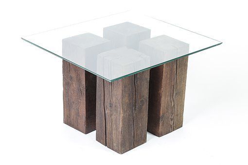 mesa de madera con cristal